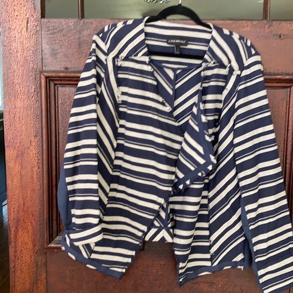 Open front fly away design blazer, raw edge hem.